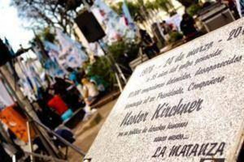 Inauguraron una placa para homenajear a Kirchner en la Plaza de San Justo