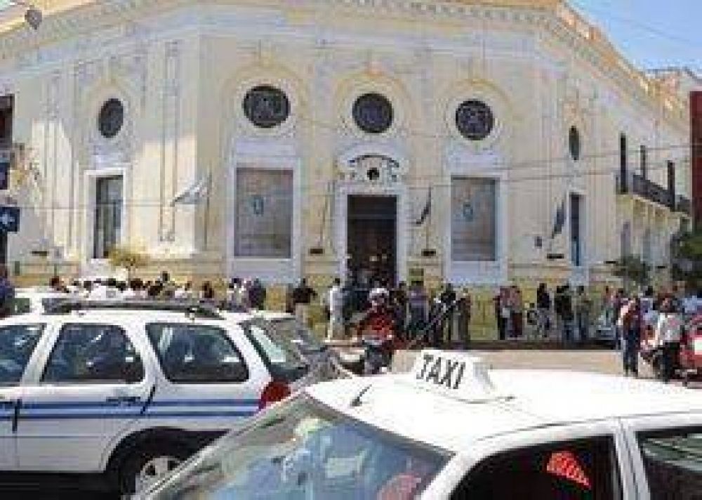 Taxistas marcharon a la Municipalidad para presionar un aumento del 35%