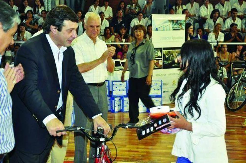 U�ac entreg� 2.000 netbooks y 80 bicicletas