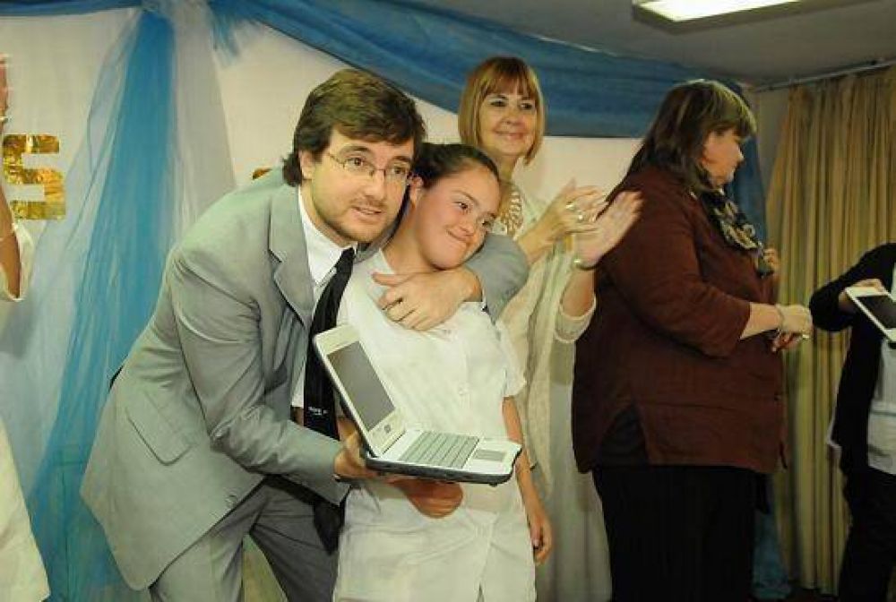 Lucas Ghi entreg� 400 netbooks a alumnos de escuelas especiales