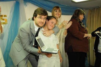 Lucas Ghi entreg� 400 netbooks a alumnos de escuelas especiales