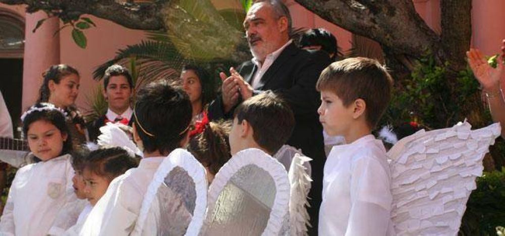 Angelitos de una escuela pidieron "la colaci�n" a Ricardo en Casa de Gobierno 