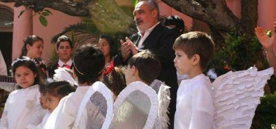 Angelitos de una escuela pidieron "la colaci�n" a Ricardo en Casa de Gobierno 