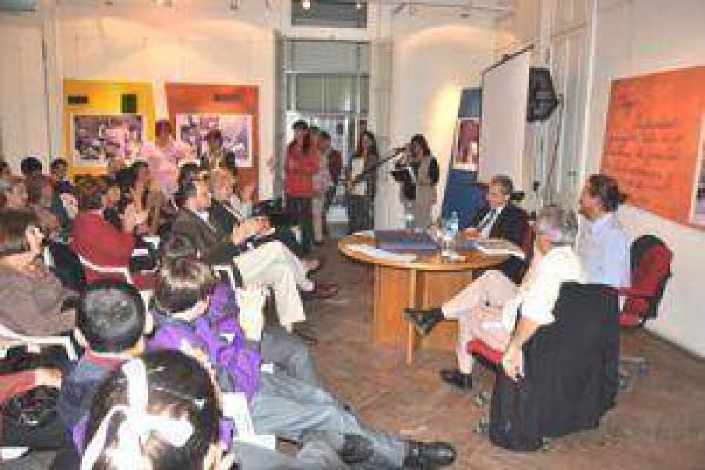 M�dicos sin Frontera inauguraron en Varela la muestra "Chagas: es hora de romper el silencio"