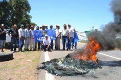 El gremio de los trabajadores rurales cort� la ruta 16 en demanda de la homologaci�n de su acuerdo salarial