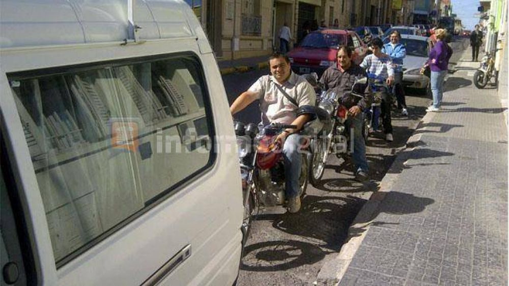 Paran�: largas colas y operativo de tr�nsito por falta de combustible