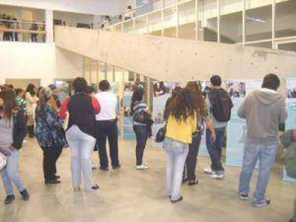 Qued� inaugurada la muestra Arturo Jaurteche en la Universidad varelense