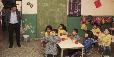 EL INTENDENTE DAR�O D�AZ P�REZ EN EL JARD�N DE INFANTES N� 9