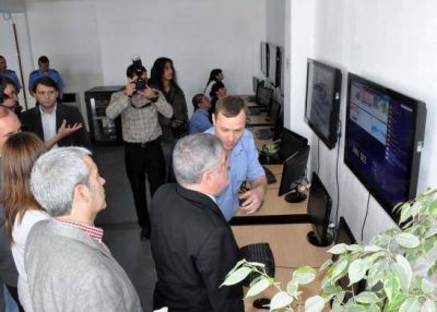 Das Neves destac� el esclarecimiento de delitos al visitar el centro de video vigilancia de Rawson