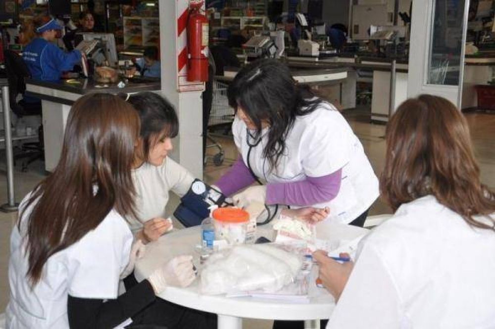 Realizan controles diabetol�gicos en supermercados por el Mes de la Diabetes