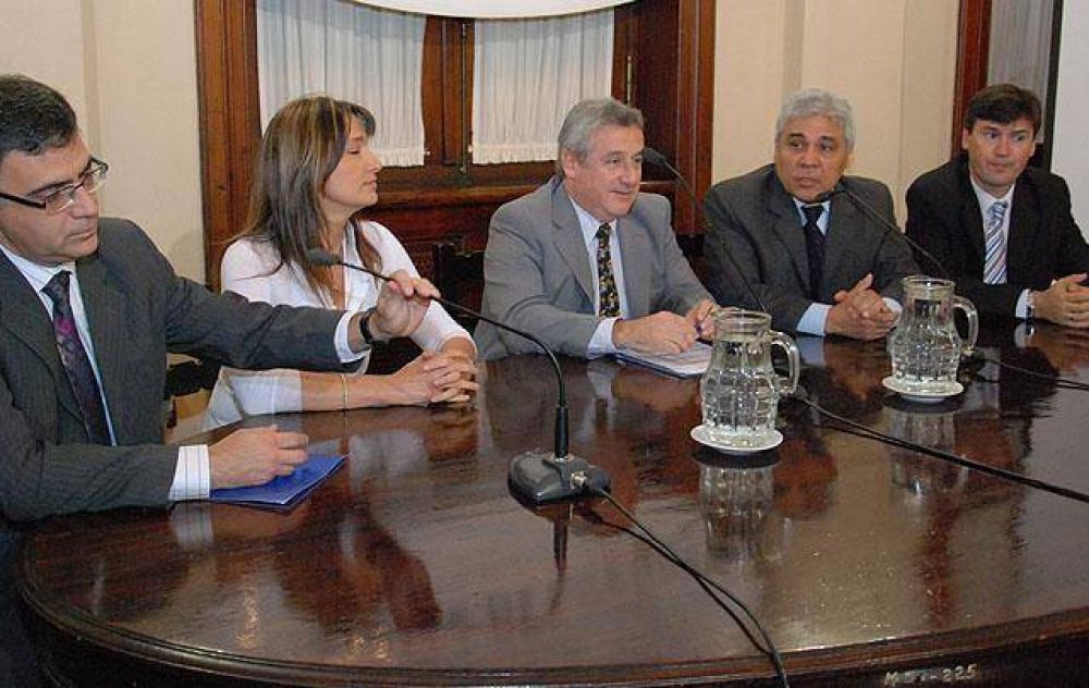 Jos� Manuel de la Sota asumir� con suba de impuestos y severo ajuste del gasto p�blico