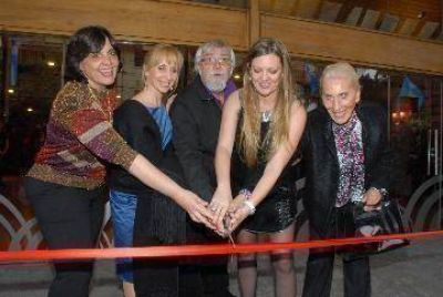 Bariloche inaugur� su primer teatro profesional 00:29 04/11/2011