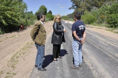 La Intendente Municipal Stella Giroldi recorri� las obras de asfalto del Camino del Morej�n