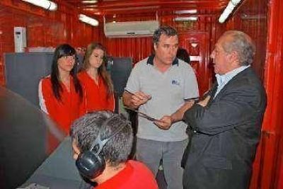 El intendente visit� el m�vil de "Rutas en rojo"