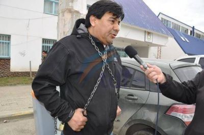 Polic�a retirado se encaden� frente a la Unidad Regional Norte reclamando por la obra social