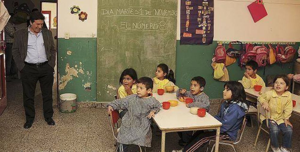 EL INTENDENTE DAR�O D�AZ P�REZ EN EL JARD�N DE INFANTES N� 9