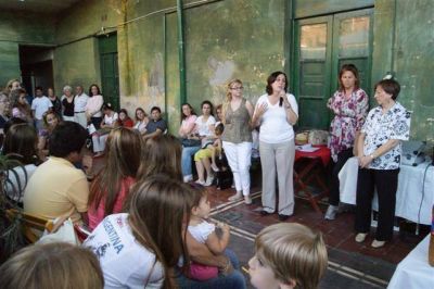 LUJ�N - GRACIELA ROSSO DIO LA BIENVENIDA A LOS PRIMEROS ESTUDIANTES DEL INTERCAMBIO DE HERMANAMIENTO CON CHARTRES