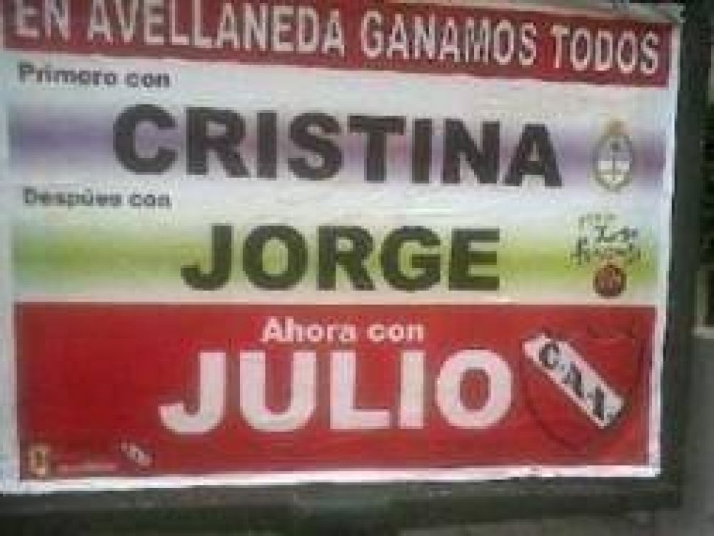 Campa�a en el Club Independiente: Afiches vinculan a Cristina con Comparada