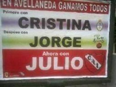 Campa�a en el Club Independiente: Afiches vinculan a Cristina con Comparada