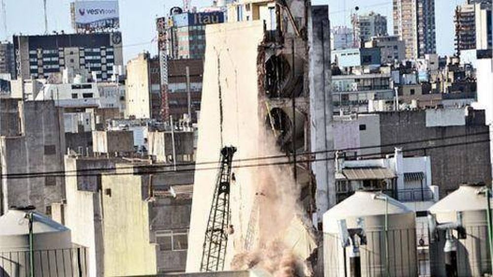 Demuelen parte del edificio y una persona no aparece