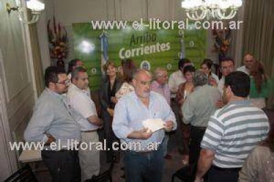 Ricardo re�ne a sus socios pol�ticos para bajar l�nea
