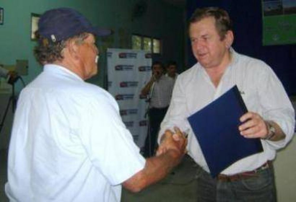 De Vido entreg� adjudicaciones de parcelas a ladrilleros de El Porvenir 