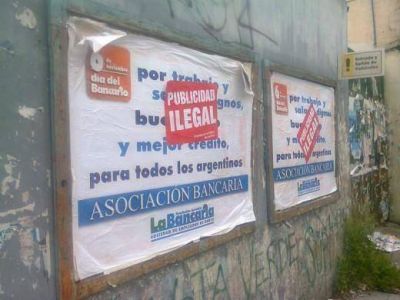 Gremio de un concejal de Pulti realiza pegatinas ilegales y viola el nuevo C�digo de Publicidad 