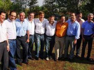 Intendentes radicales pidieron un "profundo debate" y una "renovaci�n" partidaria