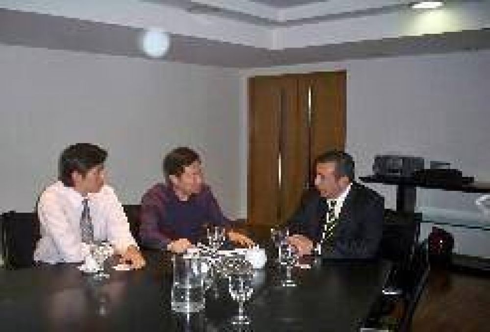 Empresarios chinos interesados en invertir en energ�a en la provincia