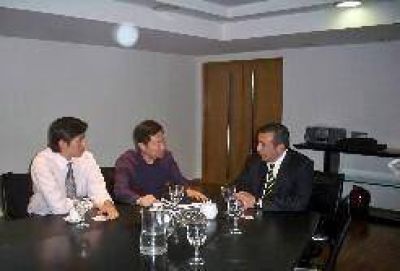 Empresarios chinos interesados en invertir en energ�a en la provincia