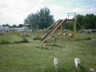 Quejas por el mal estado de la plaza de Los Aromos