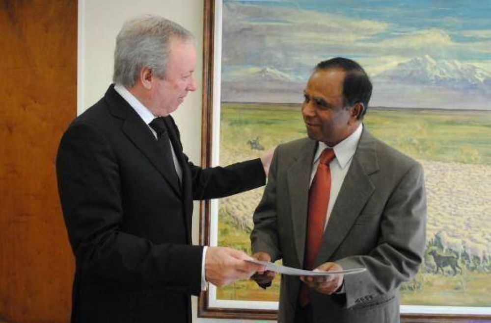 Peralta se reuni� con el embajador de la India