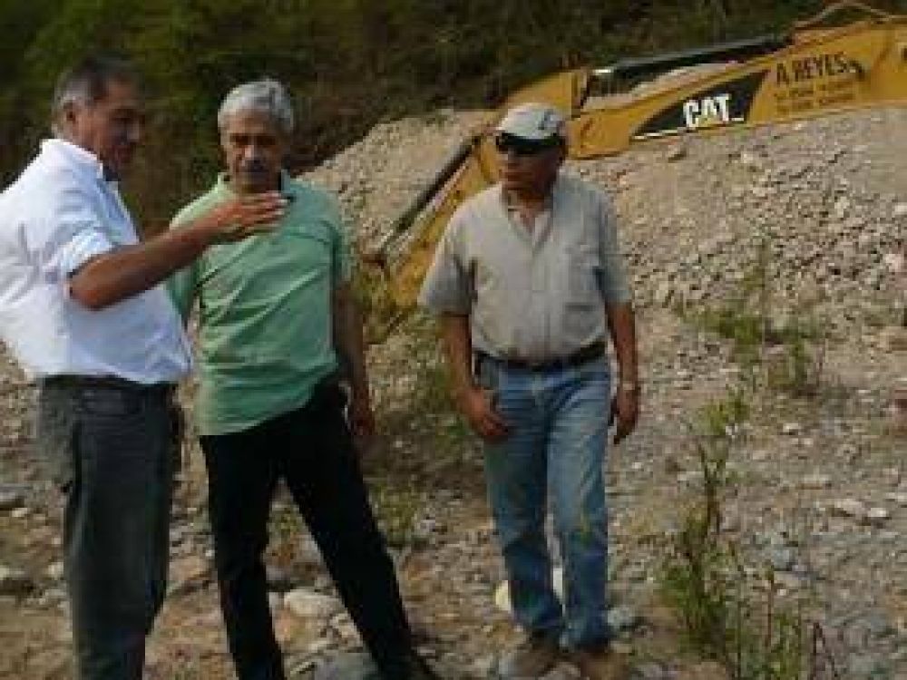 Ante la llegada de la epoca de lluvias: realizan obras en el r�o Ledesma