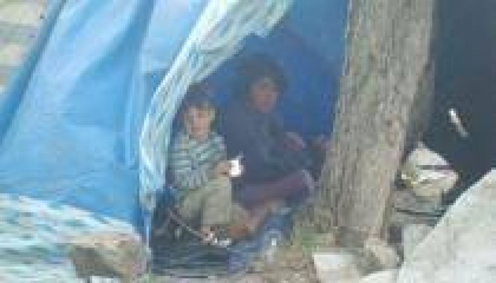 Una familia con 6 chicos vive en una carpa en la Ribera