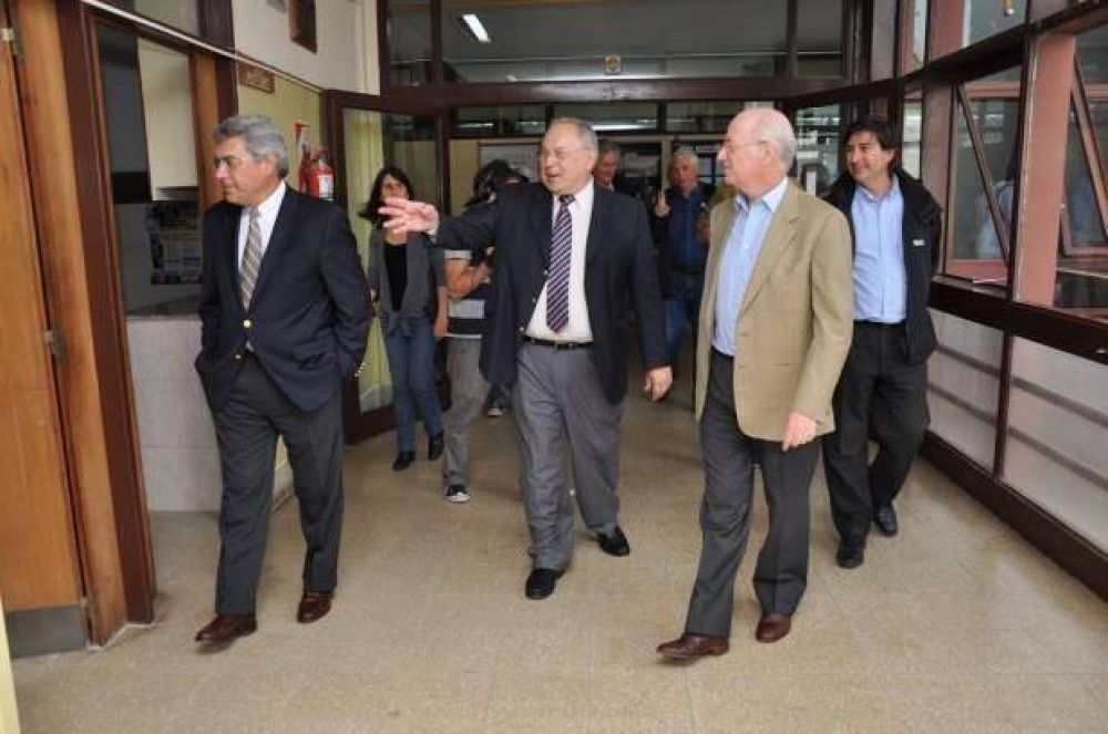 Paolo Rocca visit� la Escuela T�cnica N�6 de barrio Somisa