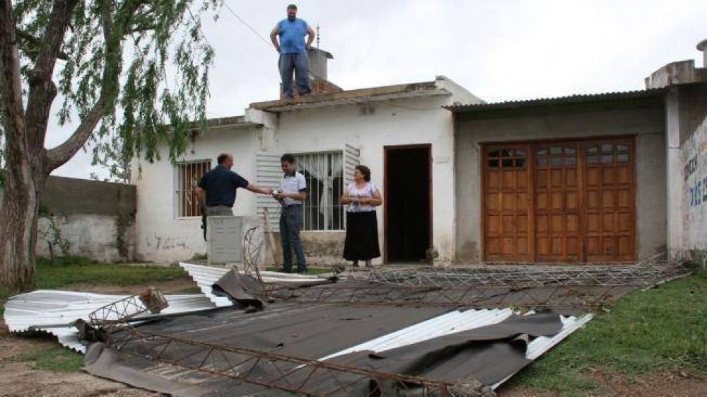 El viento dej� cortes de luz y destrozos en varias ciudades