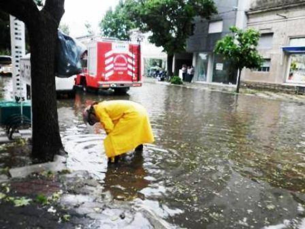 Caos en Bragado por un temporal de lluvia, granizo y viento 