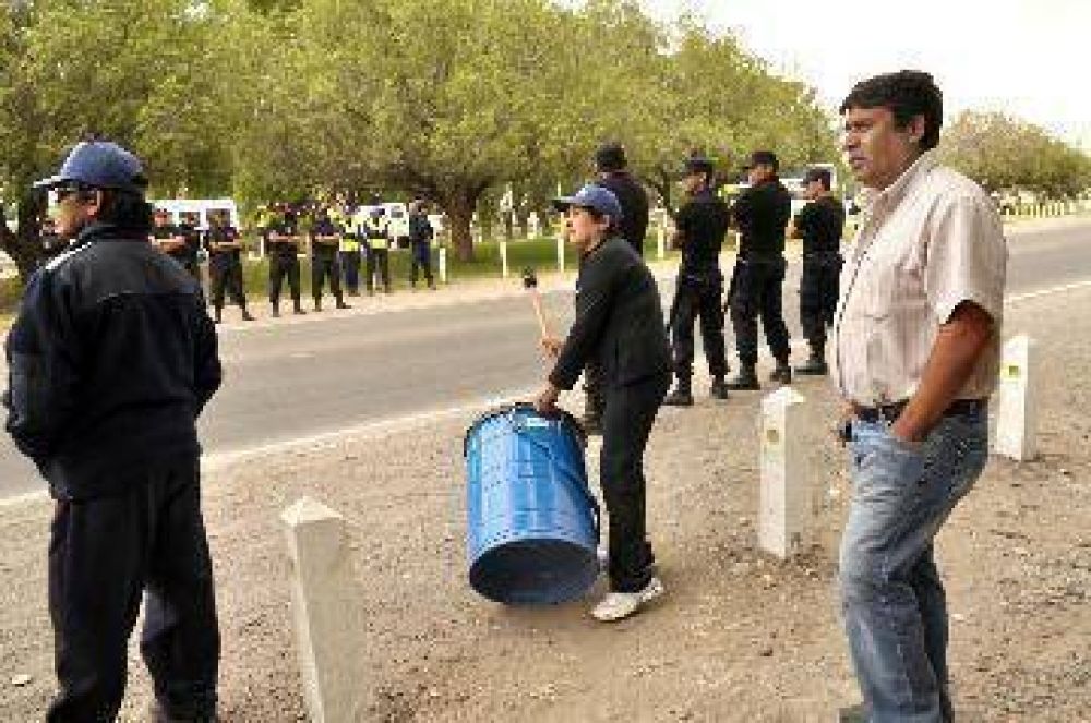 Uatre acord� sueldos en Chimpay y el corte no sigue 