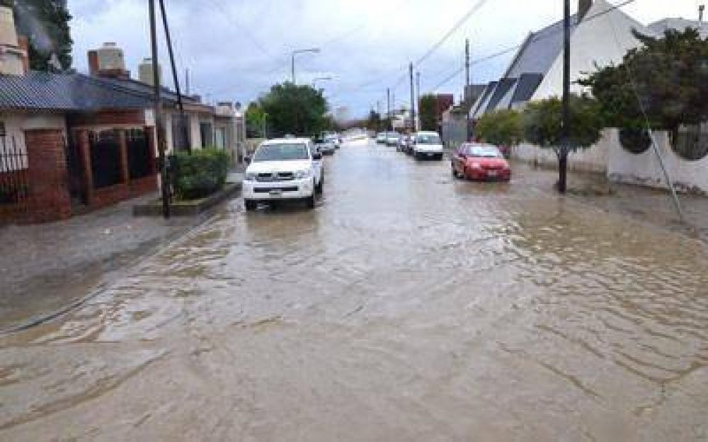 Vecinos protegieron sus casas de la lluvia con bolsas de arena