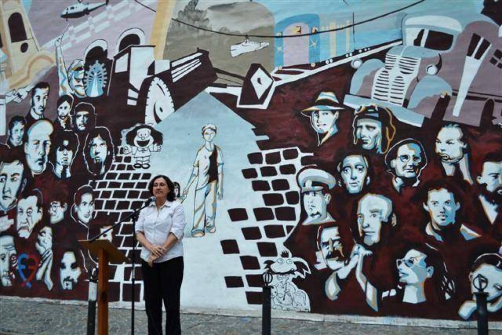 LUJN - GRACIELA ROSSO, AUTORIDADES DE LA ESCUELA DE ARTE, ALUMNOS Y EGRESADOS, INAUGURARON EL MURAL DEL BICENTENARIO