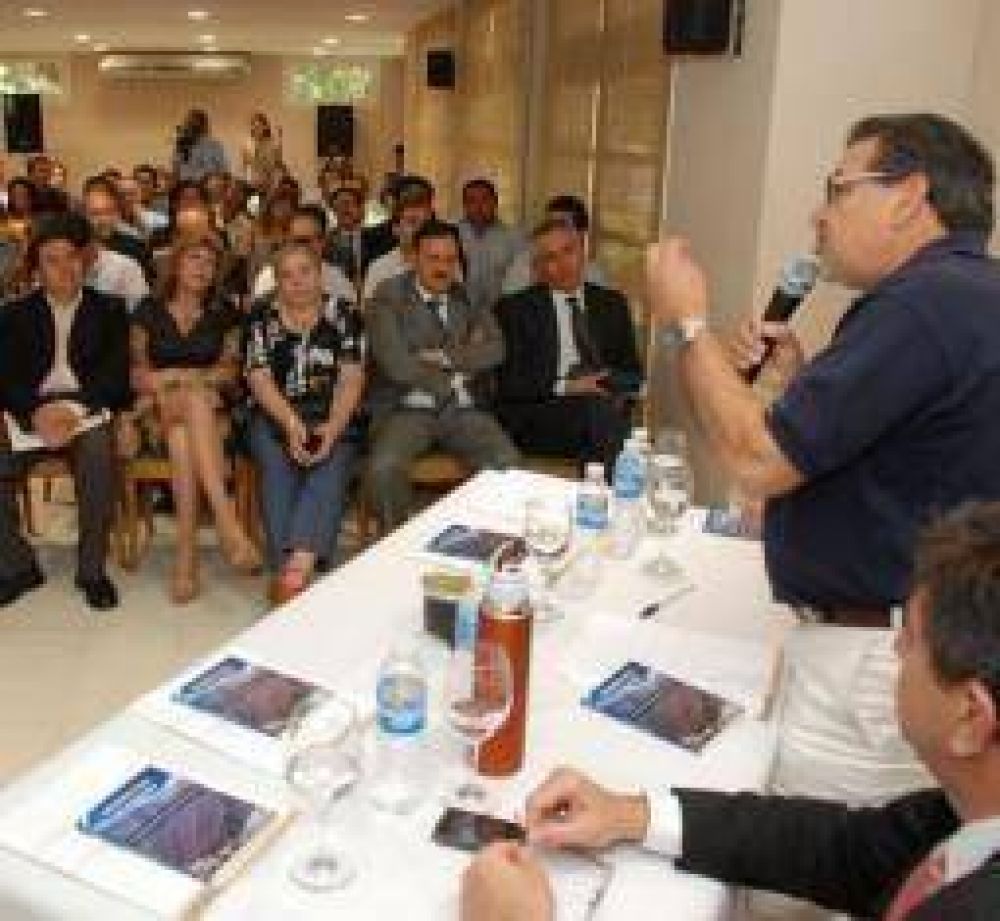 Beder le pidi� a su �tropa� compromiso en la cuesti�n minera
