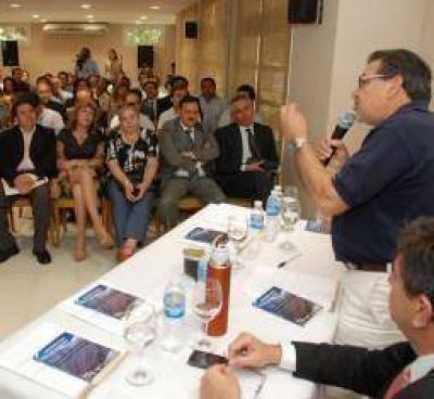 Beder le pidi� a su �tropa� compromiso en la cuesti�n minera
