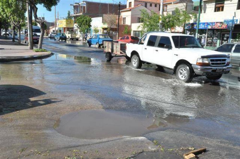 La obstrucci�n de un canal inund� el centro de la ciudad