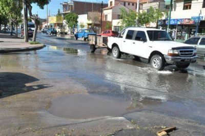 La obstrucci�n de un canal inund� el centro de la ciudad