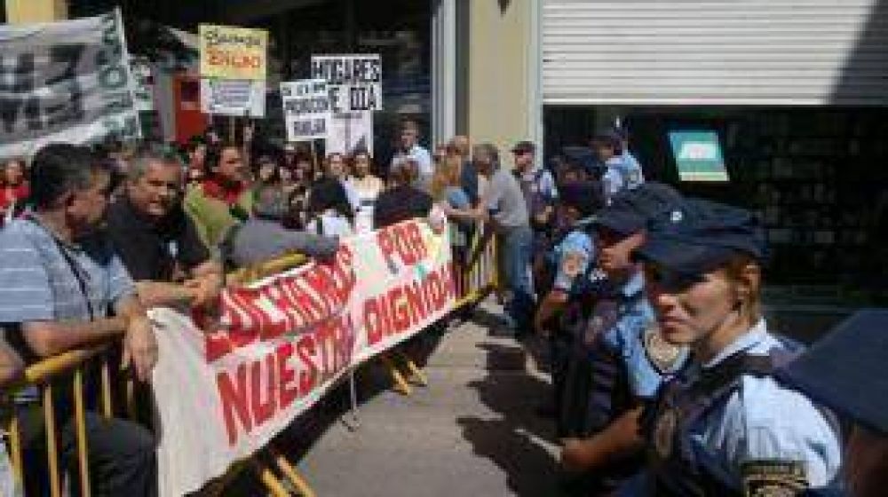 Municipales bloquearon el ingreso a los ediles