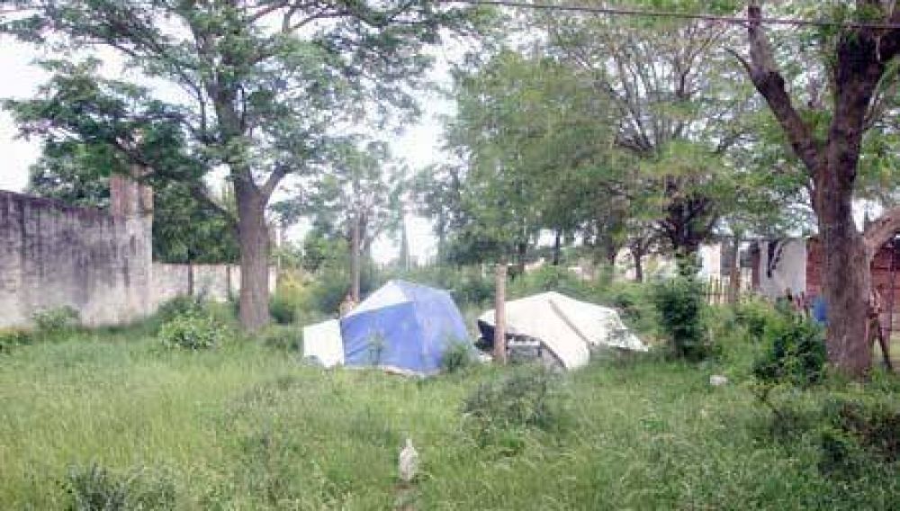 Dos familias viviendo con sus hijos en una profunda pobreza