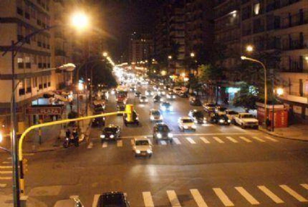 Avenida Col�n entre Independencia y G�emes cuenta con un nuevo sistema de alumbrado