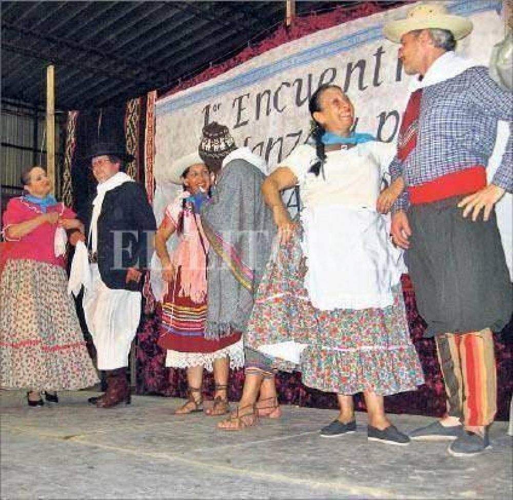 M�s de 350 personas, en una velada folcl�rica