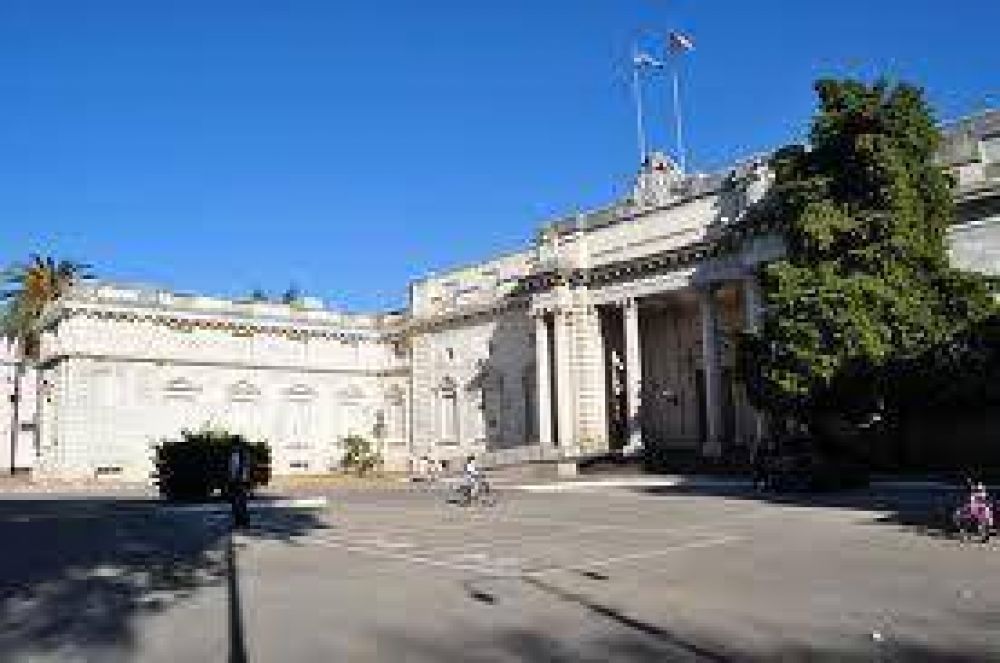Senadores justicialistas y diputados frentistas negocian la aprobaci�n del presupuesto