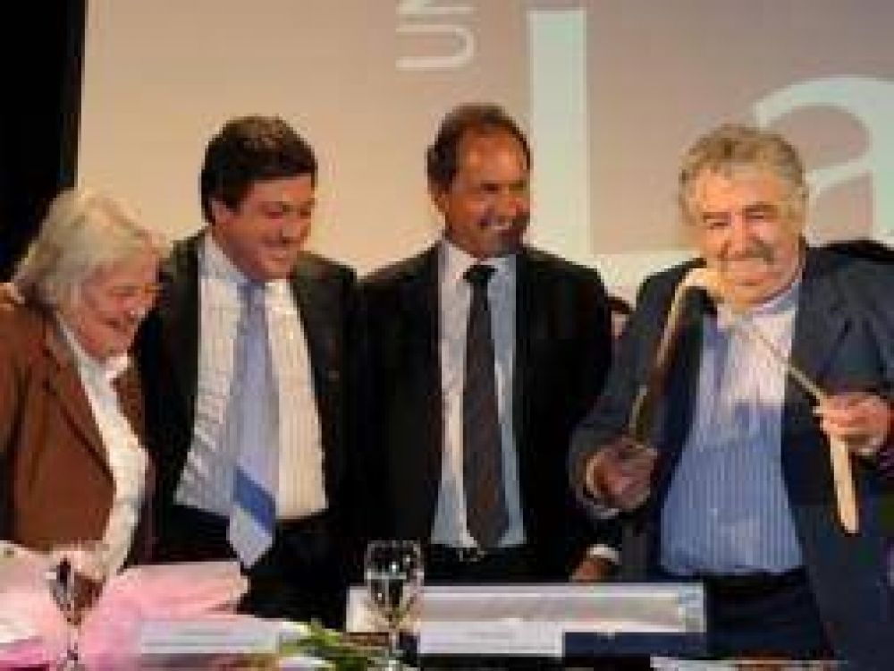 Scioli particip� de homenaje a Pepe Mujica en Lan�s